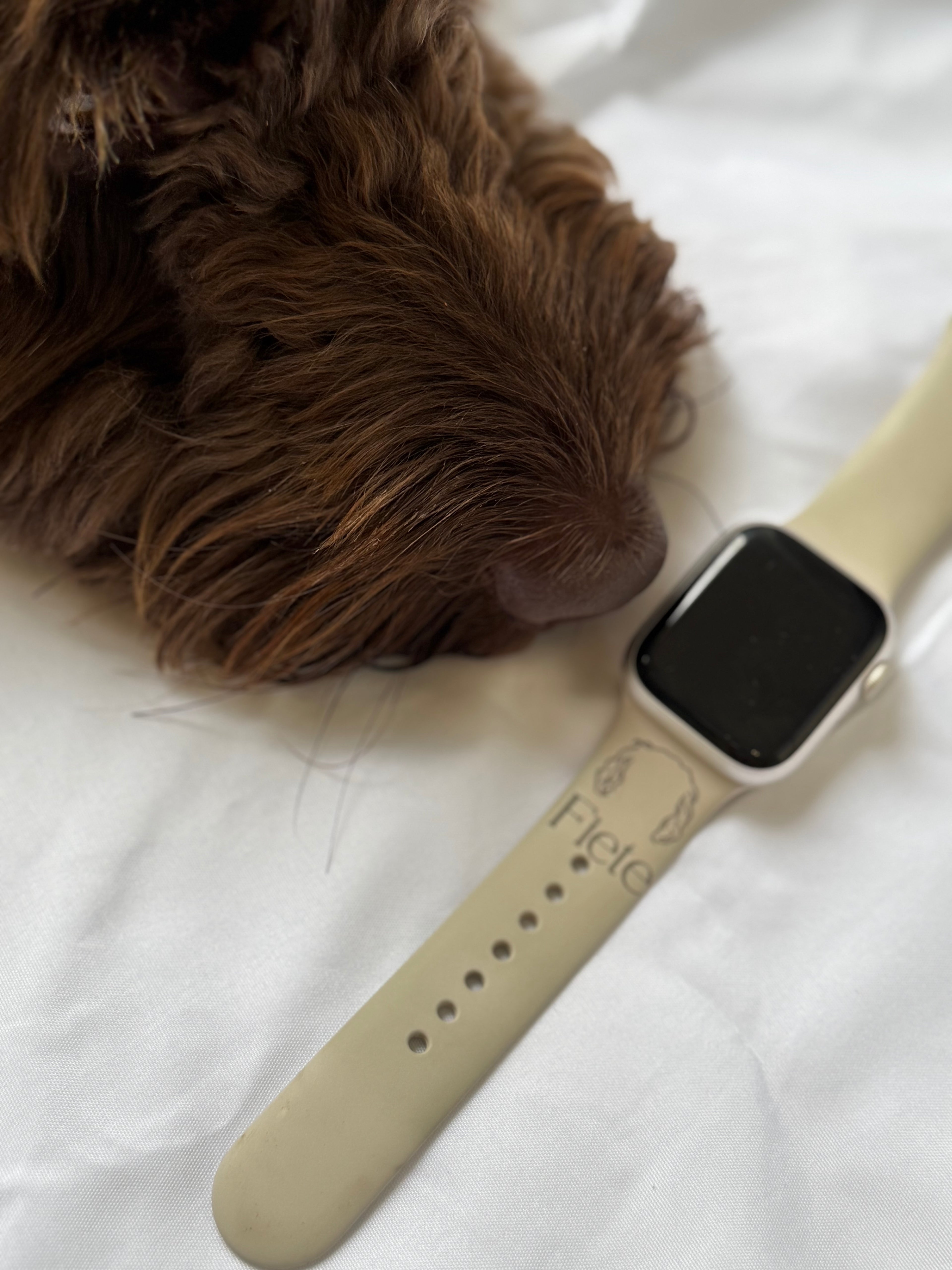 Personalisiertes Apple Watch Armband in Nahaufnahme – dekorativ mit Hundeschnauze