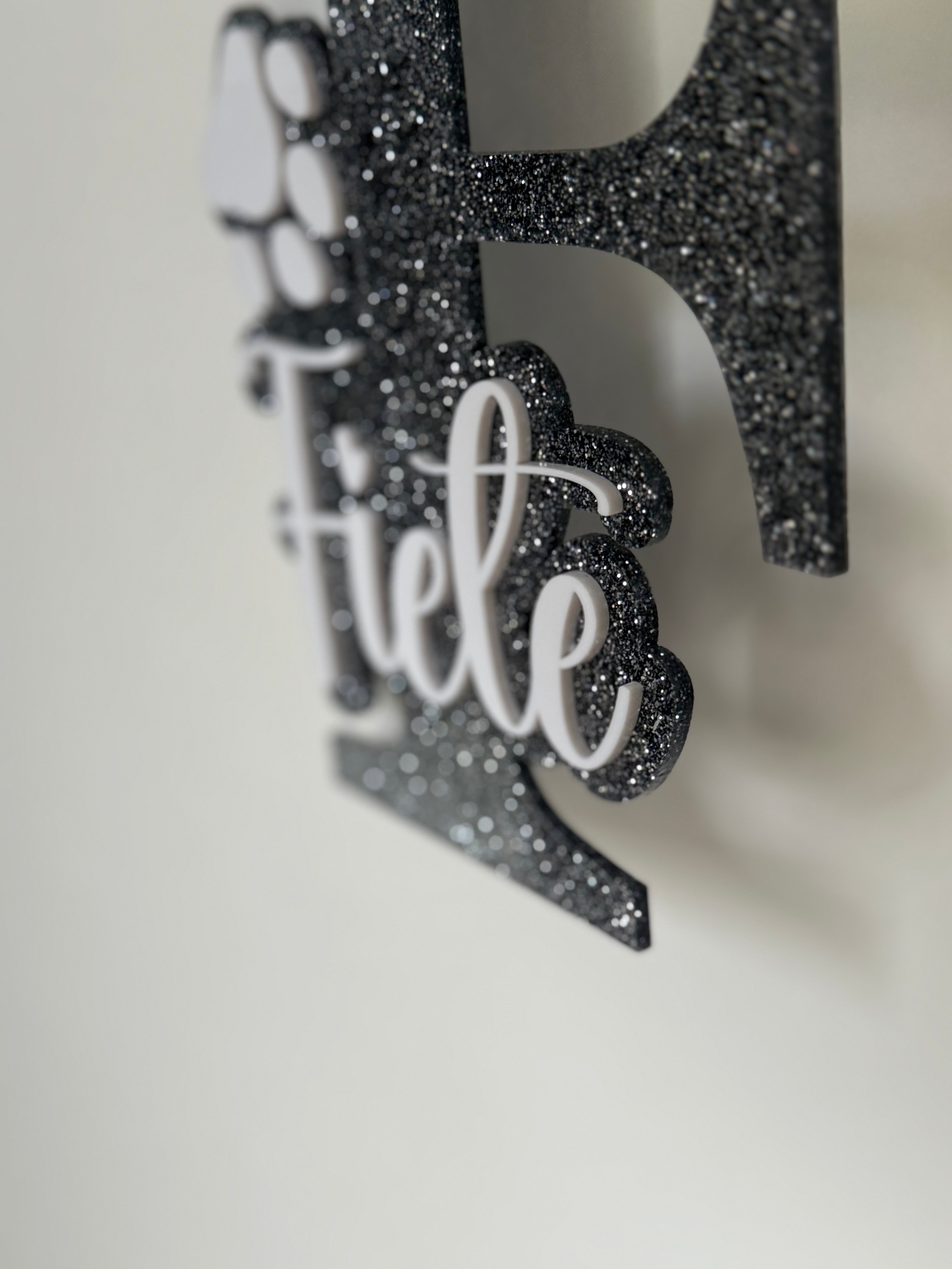 Dekorative Ansicht personalisiertes Acrylschild mit Anfangsbuchstabe