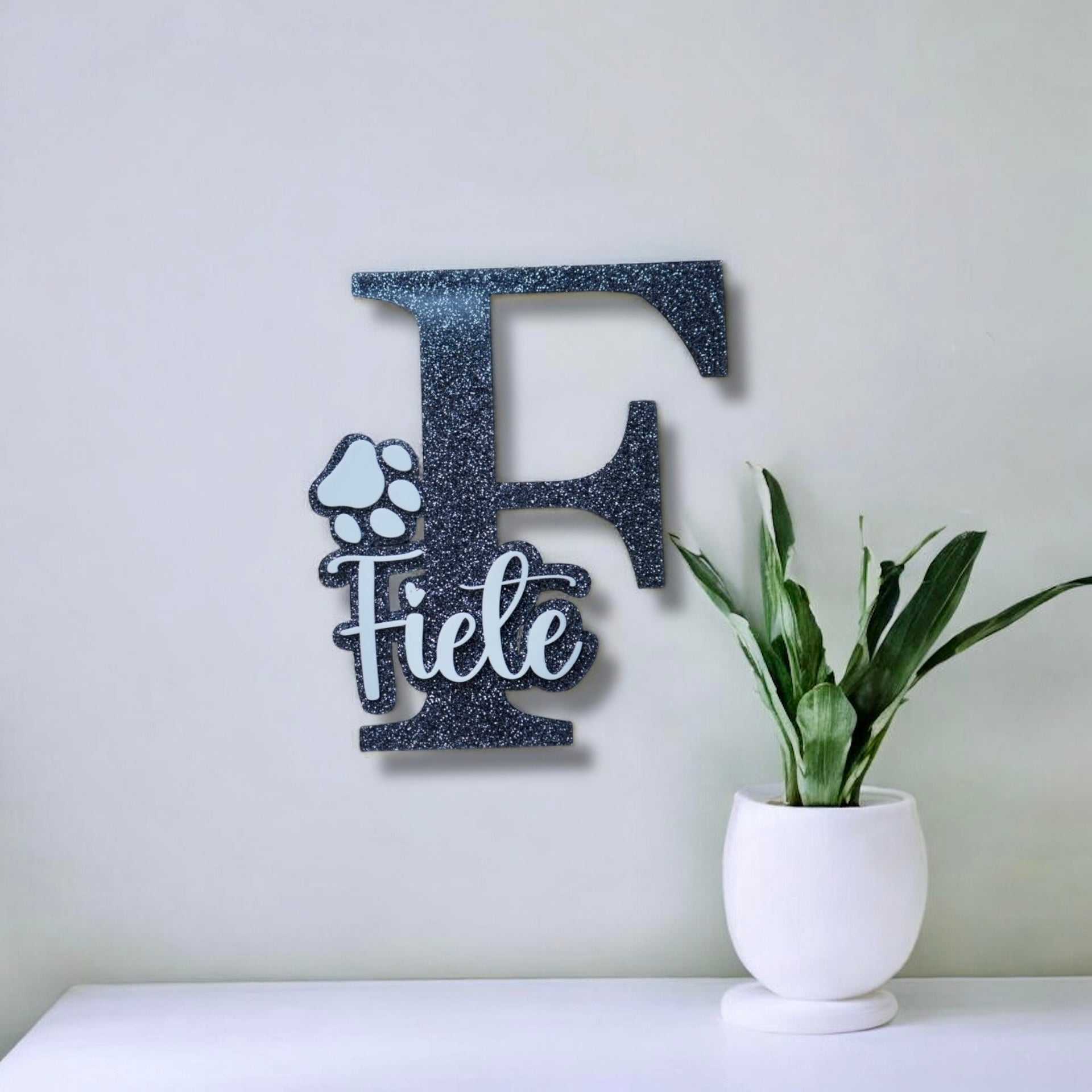 Personalisiertes Acrylschild mit Anfangsbuchstabe – dekoratives Namensschild