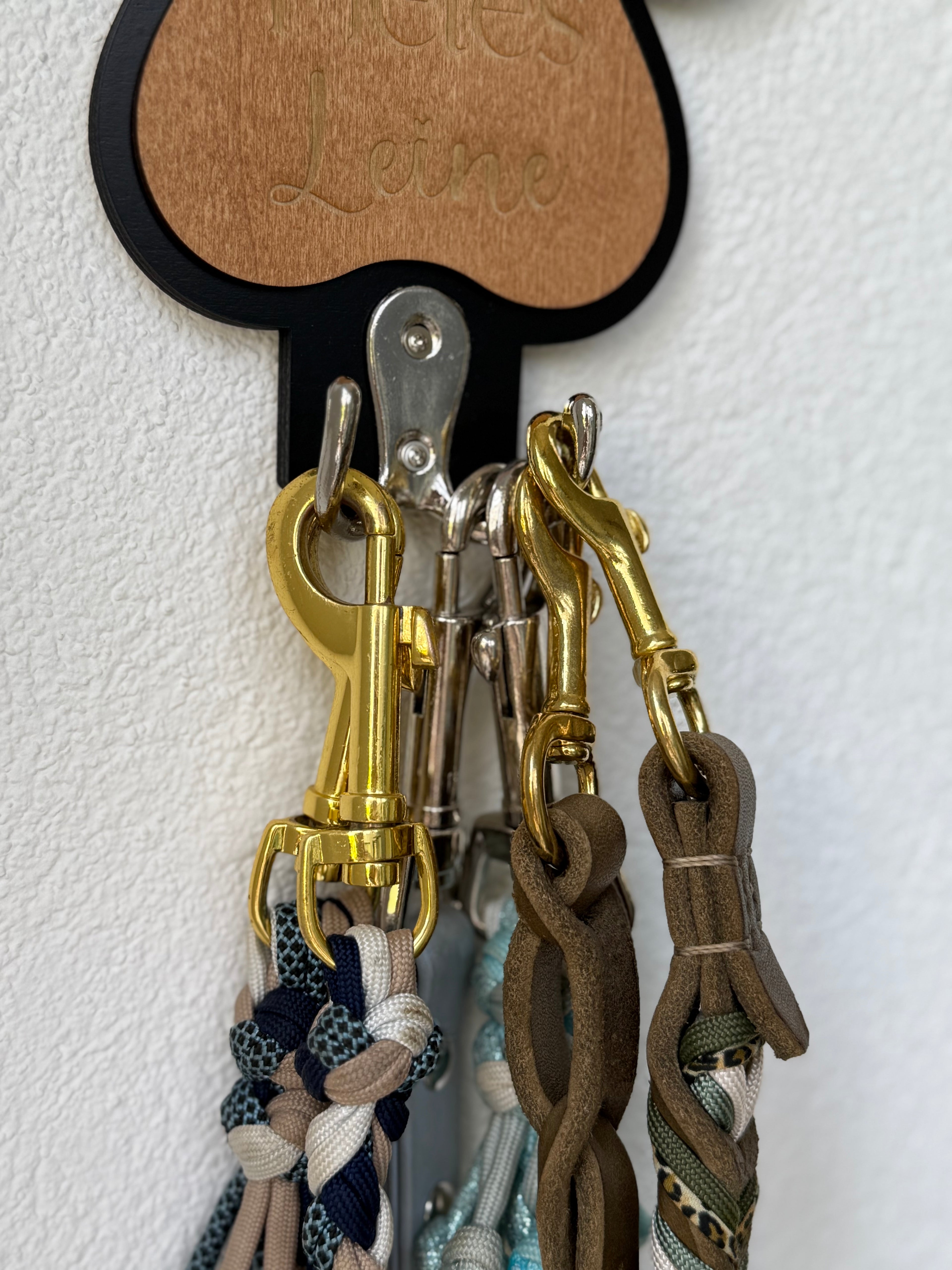 Seitliche Ansicht eines pfotenförmigen Wandhakens – vollständig personalisierbar mit Gravur von Text, Symbolen oder Motiven – ideal für Leinen, Halsbänder und Schlüssel