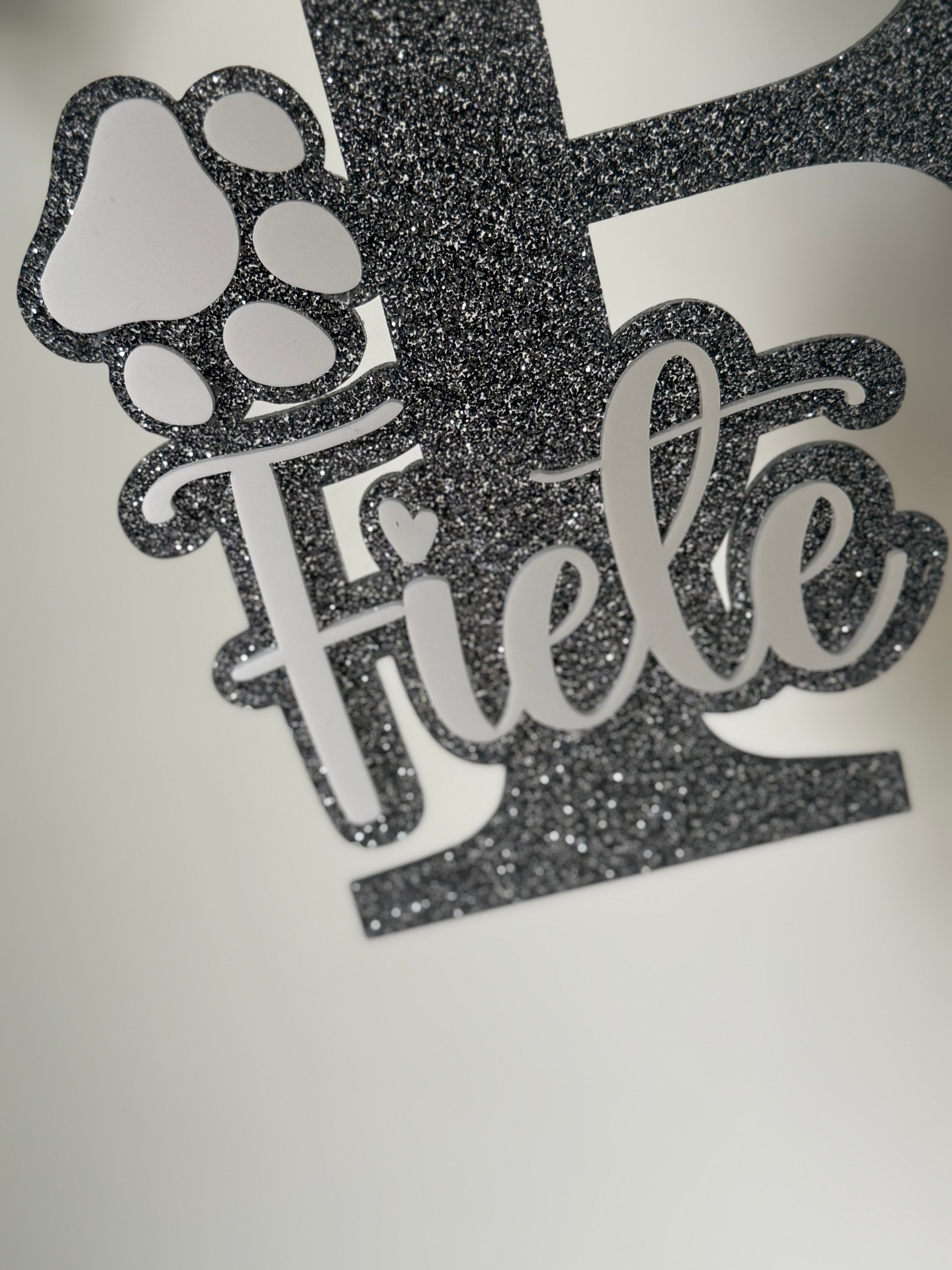Detailansicht personalisiertes Acrylschild mit Anfangsbuchstabe