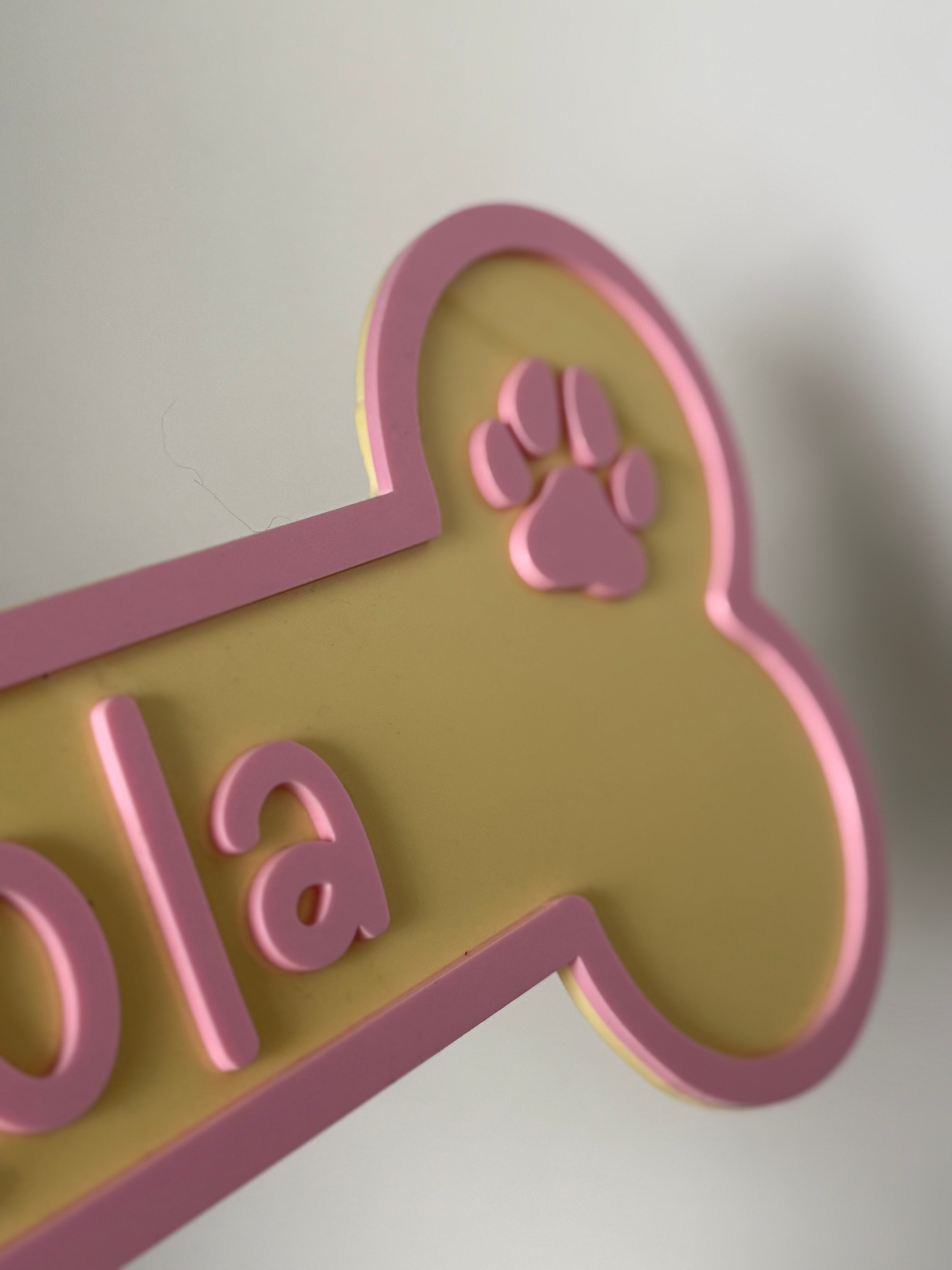Seitliche Teilansicht personalisiertes Knochenschild für Hunde