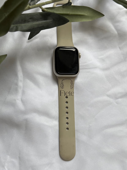 Personalisiertes Apple Watch Armband in Nahaufnahme – vollständig