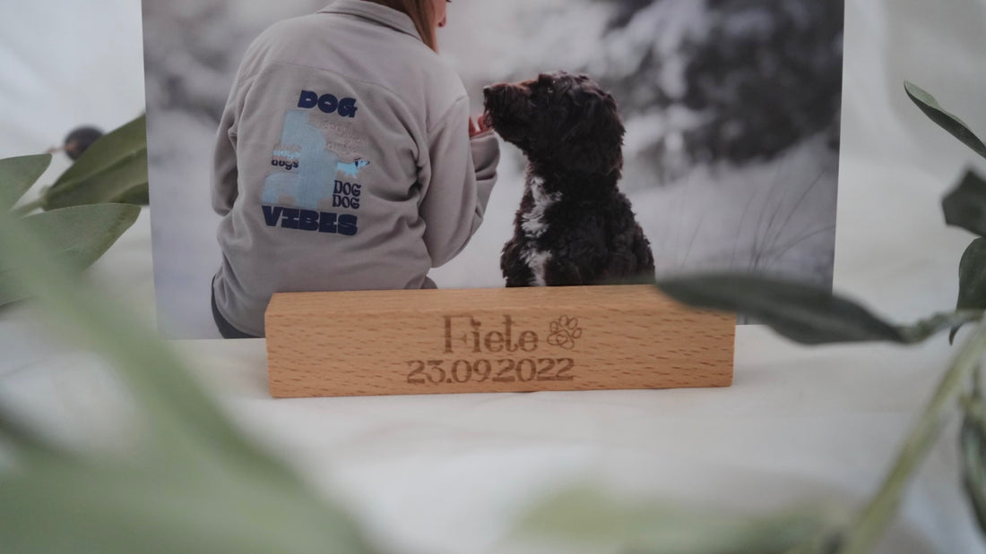 Personalisierter Fotohalter mit Name und Geburtsdatum - Nahaufnahme